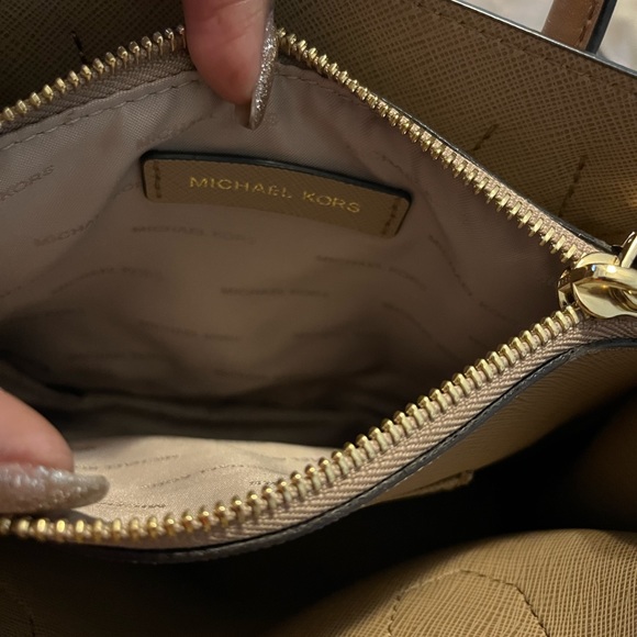 Michael Kors Mercer Medium Accordion Leather Tote Vanilla - Picture 10 of 13